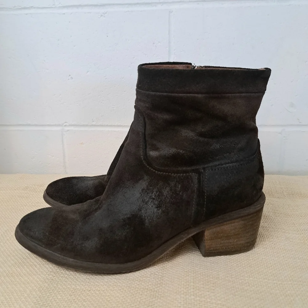 Donald J. Pliner Darua Western Couture Collection Brown Suede bootie 6.5
